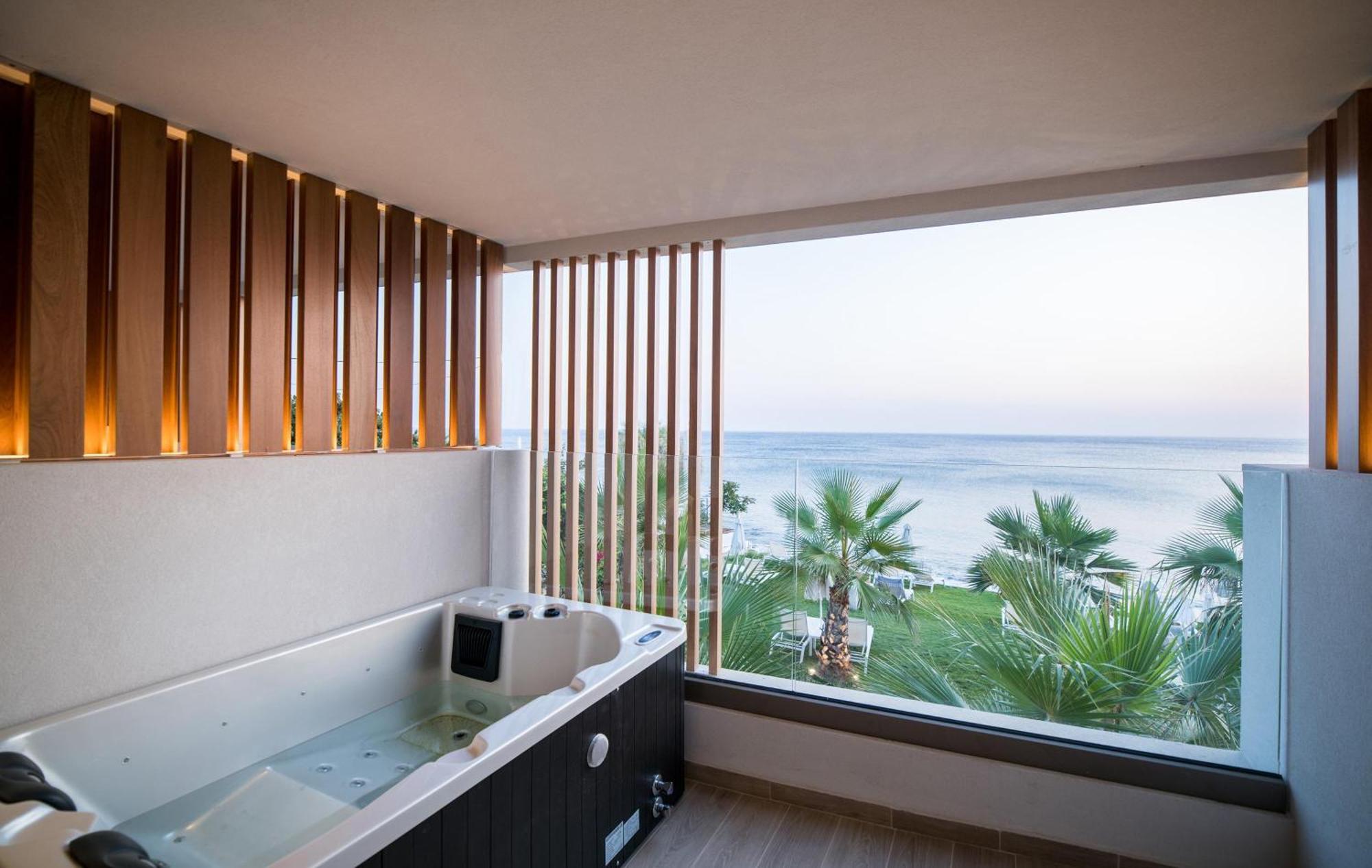 Zimmer Dazzling mit Whirlpool im Freien und Blick aufs blaue Meer