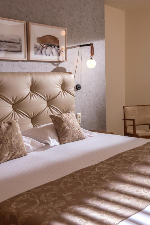 Vierbettzimmer mit eigenem Pool