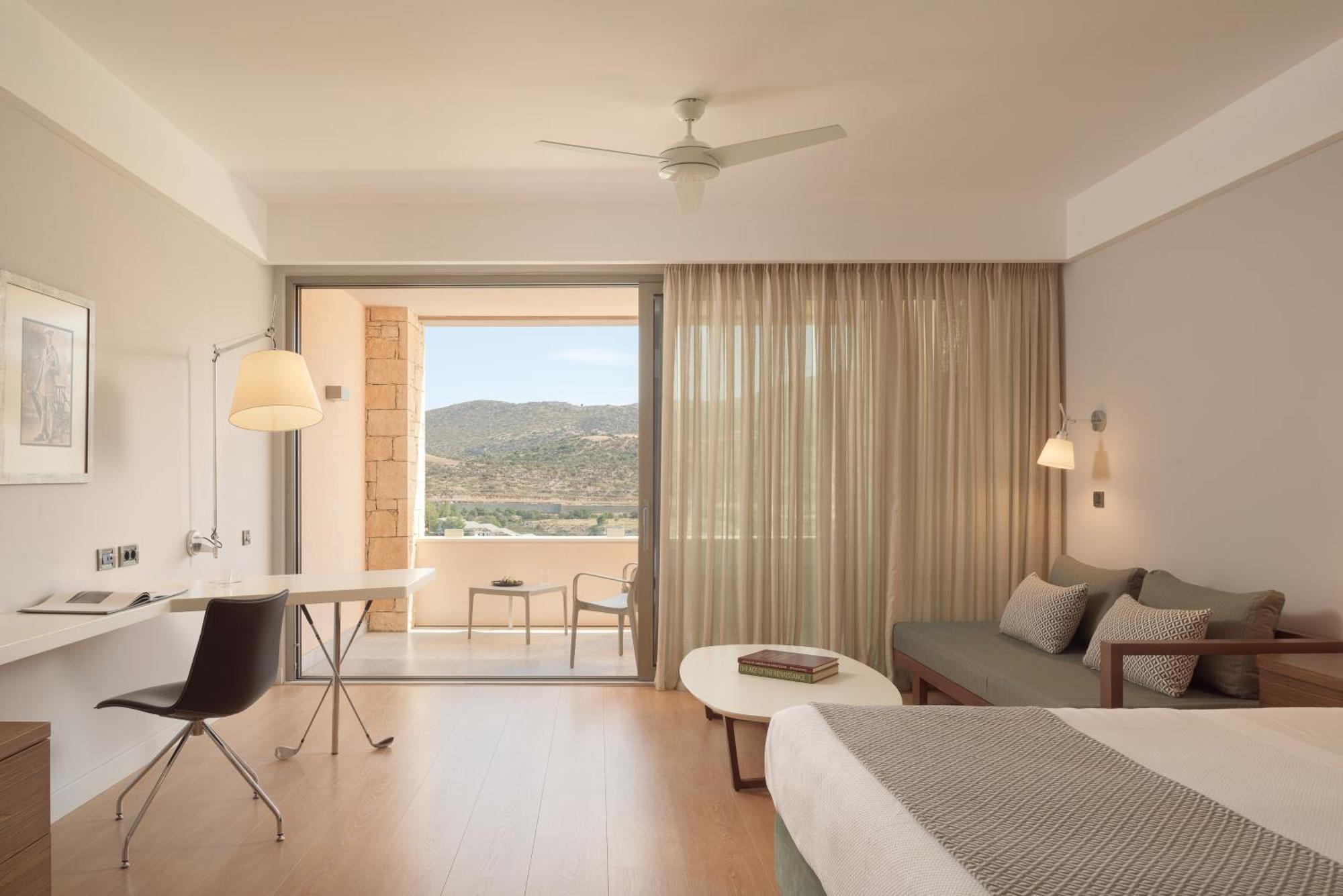 Junior Suite mit Blick auf den Golfplatz und die Berge